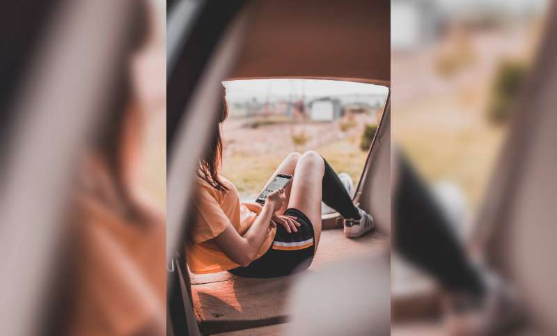She Suddenly Started Texting Less… Here’s What It Usually Means